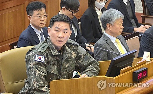 이진우 전 육군 수도방위사령관이 4일 서울 종로구 헌법재판소에서 열린 윤석열 대통령 탄핵심판 5차 변론기일에 증인으로 출석하고 있다. [헌법재판소 제공=연합뉴스]